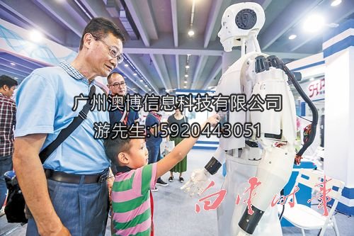 我區企業展出的機器人吸引眾多市民關注。